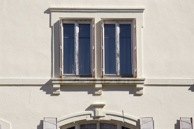 Façade antérieure : fenêtres jumelées au premier étage. © Région Bourgogne-Franche-Comté, Inventaire du patrimoine