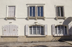 Façade antérieure : fenêtres du rez-de-chaussée et du premier étage. © Région Bourgogne-Franche-Comté, Inventaire du patrimoine