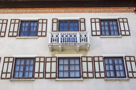 Immeuble au n° 22, façade sur rue : fenêtres et balcon vus en contre-plongée. © Région Bourgogne-Franche-Comté, Inventaire du patrimoine
