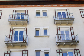 Immeuble au n° 20, façade sur rue : fenêtres et balcons vus en contre-plongée. © Région Bourgogne-Franche-Comté, Inventaire du patrimoine
