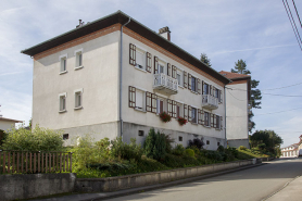 Immeuble au n° 22 : façade sur rue, de trois quarts gauche. © Région Bourgogne-Franche-Comté, Inventaire du patrimoine