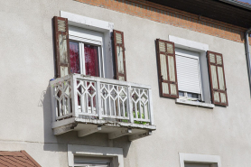 Immeuble au n° 22, façade sur cour : baies et balcon. © Région Bourgogne-Franche-Comté, Inventaire du patrimoine