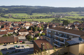 Façade latérale droite, de trois quarts droite (vue d'ensemble, avec la ville en arrière-plan). © Région Bourgogne-Franche-Comté, Inventaire du patrimoine