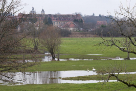 Le Breuil, zone inondable, avec l'abbaye en arrière-plan. © Région Bourgogne-Franche-Comté, Inventaire du patrimoine