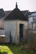 Edicule adossé au mur d'enclos côté rue Pascal. © Région Bourgogne-Franche-Comté, Inventaire du patrimoine