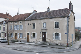 Vue générale de la maison (à gauche) et de sa voisine. © Région Bourgogne-Franche-Comté, Inventaire du patrimoine