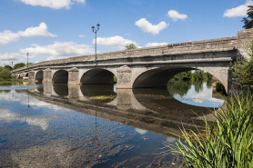 Vue générale rapprochée de trois quarts droite depuis l'aval. © Région Bourgogne-Franche-Comté, Inventaire du patrimoine