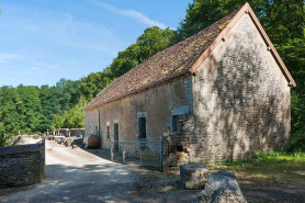 Ancienne ferme située au sud-ouest du cimetière © Région Bourgogne-Franche-Comté, Inventaire du patrimoine