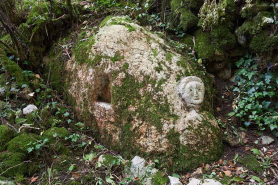 Pierre calcaire sculptée d'un visage humain située dans le Bois de Natoy © Région Bourgogne-Franche-Comté, Inventaire du patrimoine