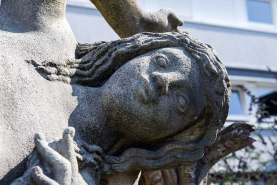 Détail de la face. © Région Bourgogne-Franche-Comté, Inventaire du patrimoine