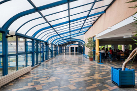 Circulation intérieure et accès à la cafétéria. © Région Bourgogne-Franche-Comté, Inventaire du patrimoine