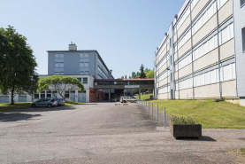 Aire de stationnement des véhicules des professeurs, angle nord-est du bâtiment d'externat et d'internat nord, façades nord du préau et de l'externat. © Région Bourgogne-Franche-Comté, Inventaire du patrimoine