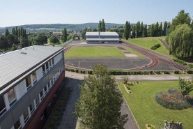 Le bâtiment d'administration, la piste d'athlétisme et le gymnase. © Région Bourgogne-Franche-Comté, Inventaire du patrimoine
