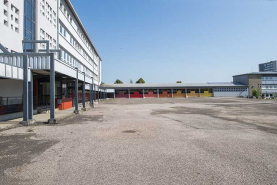 Cour devant les préaux et l'externat. © Région Bourgogne-Franche-Comté, Inventaire du patrimoine