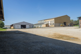 Cour formée par les trois hangars et l'angle sud-est du bâtiment d'exploitation d'élevage bovin et ovin. © Région Bourgogne-Franche-Comté, Inventaire du patrimoine