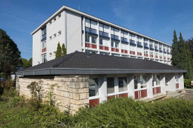 Angle sud-est et façade est de l'administration. © Région Bourgogne-Franche-Comté, Inventaire du patrimoine