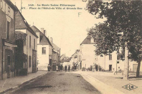 La Grande rue sur une carte postale ancienne © Archives départementales de la Haute-Saône