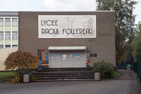 L'oeuvre autour de la porte d'entrée de la salle Follereau. © Région Bourgogne-Franche-Comté, Inventaire du patrimoine
