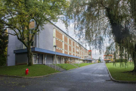 Angle sud-est et façade est de l'externat et internat de filles et vue sur le pôle scientifique. © Région Bourgogne-Franche-Comté, Inventaire du patrimoine