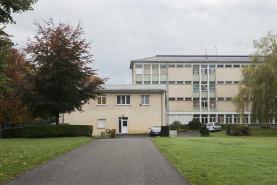 Angle est de la façade nord du pôle tertiaire et pignon nord de l'administration sud. © Région Bourgogne-Franche-Comté, Inventaire du patrimoine