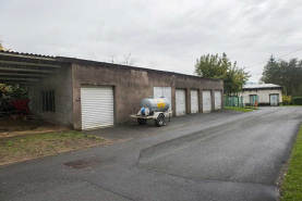 Garages des logements, à l'ouest de l'internat de garçons ouest. © Région Bourgogne-Franche-Comté, Inventaire du patrimoine