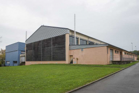 Angles sud-ouest du gymase et de l'atelier de logisitique. © Région Bourgogne-Franche-Comté, Inventaire du patrimoine
