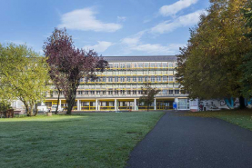 Cour et façade sud de l'externat des cours généraux, façade sud peinte de l'administration nord. © Région Bourgogne-Franche-Comté, Inventaire du patrimoine