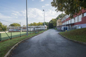 Accès entre la barre nord de  l'externat du pôle industriel et métiers de la mode et l'atelier de chaudronnerie. © Région Bourgogne-Franche-Comté, Inventaire du patrimoine