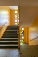 Escalier de l'externat : vitraux de Wogensky. © Région Bourgogne-Franche-Comté, Inventaire du patrimoine