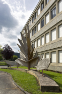 Vue de profil de l'oeuvre de Subirà-Puig devant la façade est de l'internat. © Région Bourgogne-Franche-Comté, Inventaire du patrimoine