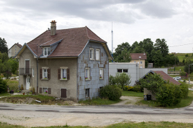 Vue d'ensemble, depuis le nord (façades antérieure et latérale droite). © Région Bourgogne-Franche-Comté, Inventaire du patrimoine