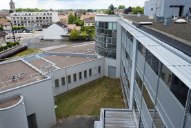 Depuis la terrasse des logements, vue sur l'articulation entre l'est de la rotonde centrale, l'internat-externat et l'administration. © Région Bourgogne-Franche-Comté, Inventaire du patrimoine