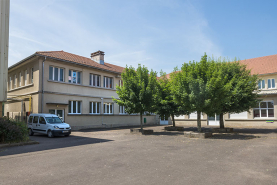 Angle sud-ouest de la cour. © Région Bourgogne-Franche-Comté, Inventaire du patrimoine