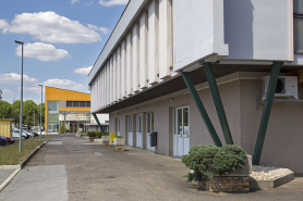 Angle sud-ouest de la cantine, les entrées et sorties sur la façade ouest. © Région Bourgogne-Franche-Comté, Inventaire du patrimoine
