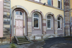 Détail de porte sur la façade antérieure de l'aile est du corps central du grand lycée. © Région Bourgogne-Franche-Comté, Inventaire du patrimoine