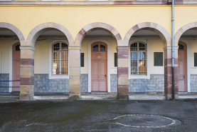 Détail des arcades de la façade antérieure du corps central du grand lycée. © Région Bourgogne-Franche-Comté, Inventaire du patrimoine