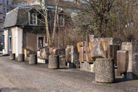 Sculpture de Nicole Giroud dans la cour d'honneur : partie basse. © Région Bourgogne-Franche-Comté, Inventaire du patrimoine