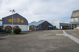 Bâtiments d'administration et ateliers bordant la place à l'ouest. © Région Bourgogne-Franche-Comté, Inventaire du patrimoine