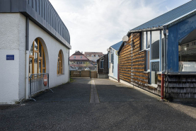 Vu depuis la place, l'axe intérieur vers l'ouest, entre le bâtiment d'administration et les ateliers. © Région Bourgogne-Franche-Comté, Inventaire du patrimoine