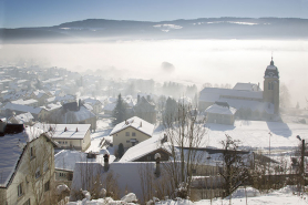 La ville et l'église en hiver par temps de brouillard, vues depuis la rue de la Côte. © Région Bourgogne-Franche-Comté, Inventaire du patrimoine