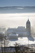 L'église en hiver par temps de brouillard, vues depuis la rue de la Côte. © Région Bourgogne-Franche-Comté, Inventaire du patrimoine