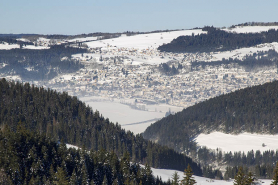 La ville en hiver par temps de brouillard, vue depuis l'est. © Région Bourgogne-Franche-Comté, Inventaire du patrimoine