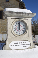 Horloge publique posée au sol au carrefour des rue Pasteur et René Payot, à proximité du Musée de l'Horlogerie. © Région Bourgogne-Franche-Comté, Inventaire du patrimoine