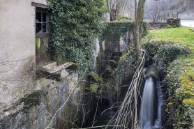 Canal d'amenée et vestiges de la turbine. © Région Bourgogne-Franche-Comté, Inventaire du patrimoine