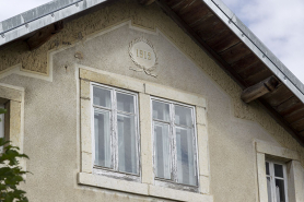 Façade latérale droite : date et fenêtre horlogère sur le pignon. © Région Bourgogne-Franche-Comté, Inventaire du patrimoine