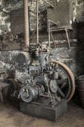 Atelier de mécanique. Moteur semi-diesel Douge.  Vue de trois quarts droite. © Région Bourgogne-Franche-Comté, Inventaire du patrimoine