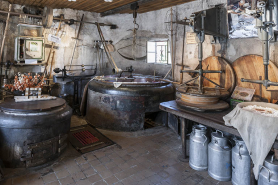 Salle de fabrication. Chaudières et presses sur table. © Région Bourgogne-Franche-Comté, Inventaire du patrimoine