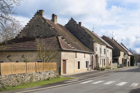 Maisons situées au centre du village (2015). A noter les pignons à redents. © Région Bourgogne-Franche-Comté, Inventaire du patrimoine