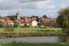 Le village de Baulay depuis la Saône. © Région Bourgogne-Franche-Comté, Inventaire du patrimoine