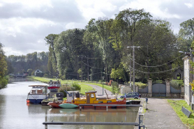 Vue sur le canal, le chemin de contre-hâlage, le port, le parc Barbey et son portail, depuis le nord-est. © Région Bourgogne-Franche-Comté, Inventaire du patrimoine